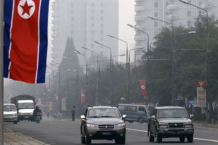 Việc mua bán xe ôtô ở Triều Tiên không còn bị hạn chế, nhưng để thoải mái chạy xe ngoài đường không hề đơn giản. Đó là vì chính sách bán xăng dầu cho người dân tại đây bị quản lý bằng phiếu định lượng.