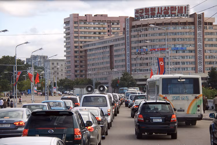 Lý do là vào năm 2017, khi Hội đồng Bảo an Liên Hợp Quốc đã thông qua nghị quyết 2375, trong đó trừng phạt Triều Tiên về các chương trình hạt nhân và tên lửa, Mỹ đã dự đoán sẽ làm cắt giảm 30% lượng dầu mỏ chuyển tới Triều Tiên, qua đó làm suy giảm nền kinh tế nước này.