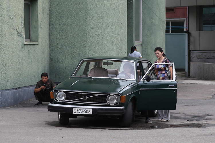 Triều Tiên nhiều năm trở lại đây mật độ phương tiện giao thông trên đường phố đã gia tăng đáng kể, nhưng cách thức tiêu dùng xăng dầu không thay đổi, người dân phụ thuộc vào phiếu mua hàng dẫn đến cung không đủ cầu. Để “lách” luật, một số người Triều Tiên có điều kiện kinh tế đã nhờ người thân, hoặc bạn bè đứng tên mua ôtô cũ (thường là xe Volvo hay xe Liên Xô cũ giá rẻ).