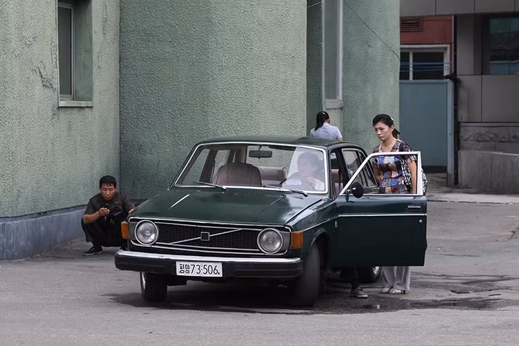 Triều Tiên nhiều năm trở lại đây mật độ phương tiện giao thông trên đường phố đã gia tăng đáng kể, nhưng cách thức tiêu dùng xăng dầu không thay đổi, người dân phụ thuộc vào phiếu mua hàng dẫn đến cung không đủ cầu. Để “lách” luật, một số người Triều Tiên có điều kiện kinh tế đã nhờ người thân, hoặc bạn bè đứng tên mua ôtô cũ (thường là xe Volvo hay xe Liên Xô cũ giá rẻ).