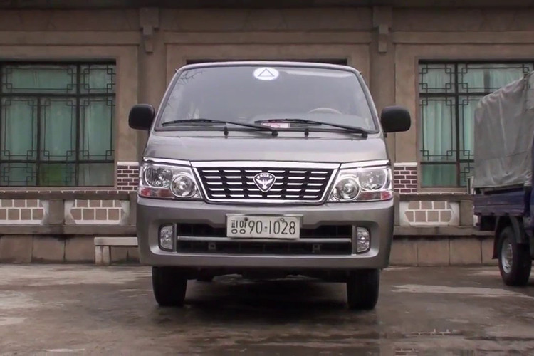 Sau đó, những người này sẽ dùng chính chiếc ôtô cũ đi đổ xăng theo định lượng phiếu mua hàng, mang về nhà rồi mới hút đổ sang chiếc ôtô có nhu cầu thật. Tuy nhiên, nếu bị phát hiện thì những người này sẽ bị phạt khá nặng tay, có thể bị tịch thu cả chiếc xe ôtô mà mình đang sở hữu.