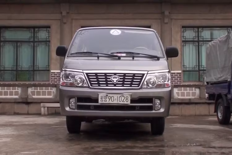 Sau đó, những người này sẽ dùng chính chiếc ôtô cũ đi đổ xăng theo định lượng phiếu mua hàng, mang về nhà rồi mới hút đổ sang chiếc ôtô có nhu cầu thật. Tuy nhiên, nếu bị phát hiện thì những người này sẽ bị phạt khá nặng tay, có thể bị tịch thu cả chiếc xe ôtô mà mình đang sở hữu.