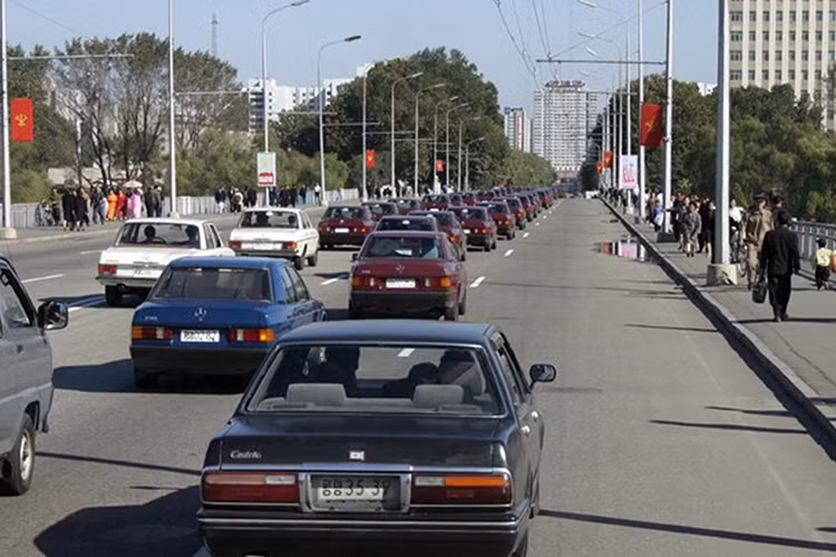 Mỗi một ôtô dân sự chỉ được mua 15 kg nhiên liệu một tháng (bằng khoảng 21 lít), quản lý bằng phiếu cấp ở sở giao thông, và có để nhận qua đường bưu chính, mỗi lần nhận 12 tháng. Như vậy, kể cả việc giá xe ôtô siêu rẻ nhưng việc đi lại của người dân cũng không dễ dàng. 