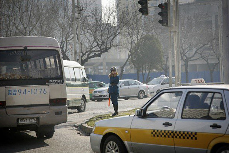 Thực tế các lệnh trừng phạt bổ sung ngay lập tức tác động tới đời sống người dân. Trang tin NK News và Washington Post khi ấy đưa tin đã không còn thấy hàng dài ôtô xếp hàng chờ cấp nhiên liệu như trước đây ở Bình Nhưỡng. Cuối tháng 4/2017, AP đưa tin đã có dấu hiệu thiếu hụt nhiên liệu ở Triều Tiên.