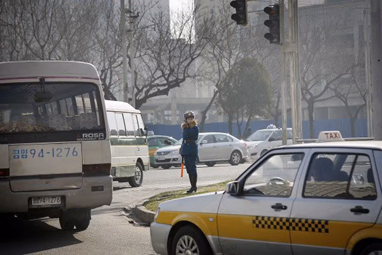 Thực tế các lệnh trừng phạt bổ sung ngay lập tức tác động tới đời sống người dân. Trang tin NK News và Washington Post khi ấy đưa tin đã không còn thấy hàng dài ôtô xếp hàng chờ cấp nhiên liệu như trước đây ở Bình Nhưỡng. Cuối tháng 4/2017, AP đưa tin đã có dấu hiệu thiếu hụt nhiên liệu ở Triều Tiên.