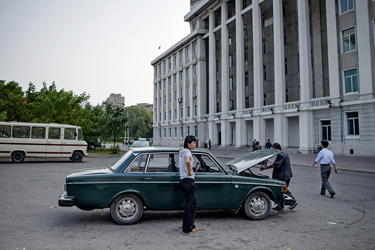 Xăng dầu đến Triều Tiên chủ yếu vẫn qua đường biên giới Nga và Trung Quốc, do nguồn cung bị lệ thuộc vào tình hình chính trị dẫn đến Triều Tiên phải tìm đến các nguồn năng lượng thay thế khác như nhiệt điện, năng lượng mặt trời… Mới đây, Tổng cục công nghiệp quốc phòng Triều Tiên đã nhận trách nhiệm nghiên cứu và phát triển ôtô chạy điện theo yêu cầu của chủ tịch Kim Jong-Un.