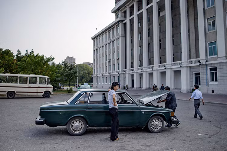 Xăng dầu đến Triều Tiên chủ yếu vẫn qua đường biên giới Nga và Trung Quốc, do nguồn cung bị lệ thuộc vào tình hình chính trị dẫn đến Triều Tiên phải tìm đến các nguồn năng lượng thay thế khác như nhiệt điện, năng lượng mặt trời… Mới đây, Tổng cục công nghiệp quốc phòng Triều Tiên đã nhận trách nhiệm nghiên cứu và phát triển ôtô chạy điện theo yêu cầu của chủ tịch Kim Jong-Un.