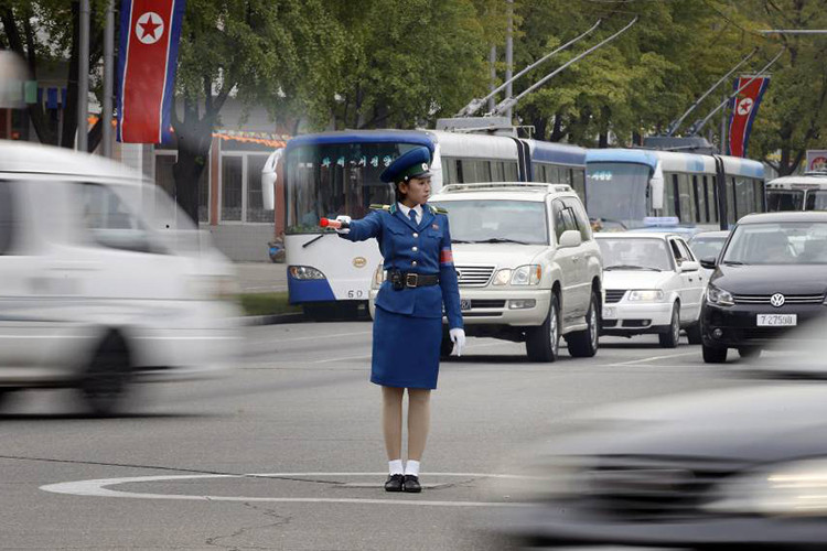 Được biết, hiện giá xăng dầu ở Triều Tiên cao hơn Việt Nam khoảng 30%, nhưng thay đổi theo ngày tùy vào nguồn cung, chủ yếu từ Trung Quốc (có ngày cao hơn tới 50%) - gây khó khăn cho người sử dụng xe hơi.