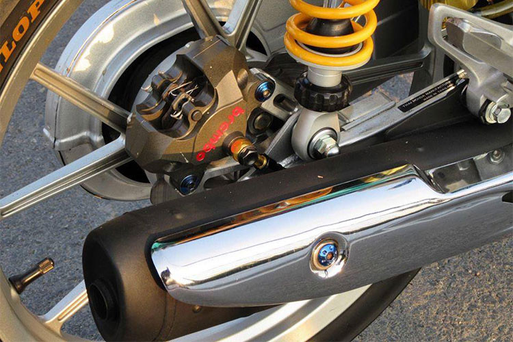 Hệ thống ống xả được làm mới với pô Cz-i Ver2 thon gọn. Bộ mâm nan nguyên bản đã được thay bằng Daytona dạng chữ Y 5 chấu. Giống như nhiều chiếc Dream Thái kiểng độ khác, "nội công" của chiếc xe này cũng đã được nâng cấp nhẹ nhàng bằng cách up full máy với piston, tay biên... Dàn lửa của chiếc xe cũng đã được làm lại.