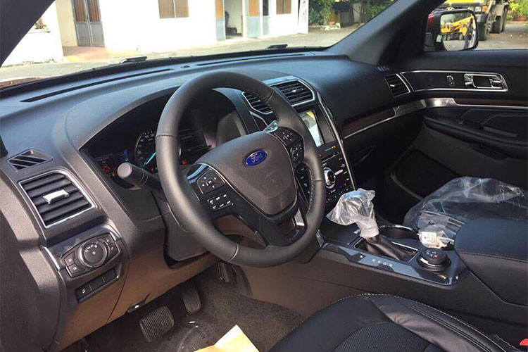 Về thiết kế, Ford Explorer 2018 được nâng cấp ngoại hình với một số chi tiết. Nội thất xe với 3 hàng ghế bọc da, hàng ghế đầu chỉnh điện kèm massage và làm mát/sưởi ấm; hàng ghế cuối có nút gập điện; hệ thống giải trí thông tin SYNC 3 cùng màn hình cảm ứng 8", 12 loa, tích hợp hệ thống dẫn đường bản đồ Việt Nam, DVD riêng cho hàng ghế sau,...