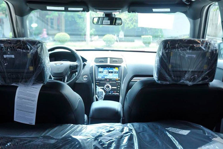 Các trang bị an toàn của mẫu xe SUV cỡ lớn này bao gồm: Hệ thống chống trượt, hệ thống ổn định chống lật AdvanceTrac, cảnh báo chệch làn đường, cảnh báo điểm mù, hệ thống hỗ trợ đỗ xe và cảnh báo phương tiện cắt ngang, hệ thống camera trước và sau 180 đ, cảnh báo áp suất lốp và 10 túi khí với túi khí dành cho đầu gối lái xe.