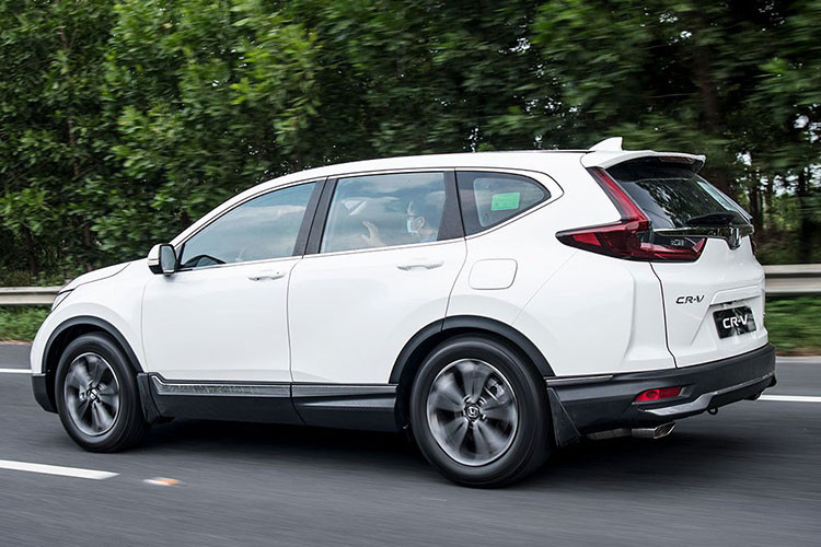 Honda CR-V tại Việt Nam hiện có 4 phiên bản: E, G, L và LSE cùng giá niêm yết lần lượt là 998 triệu đồng, 1,048 tỷ đồng, 1,118 tỷ đồng và 1,138 tỷ đồng. Xe sử dụng động cơ: DOHC I4, 1.5L, sinh công suất/ Mô-men xoắn tương ứng 188 mã lực/ 240 Nm.