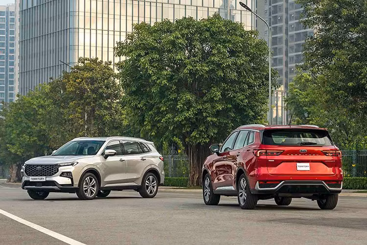 Ford Territory Ford Việt Nam hiện cũng đang triển khai chương trình giảm giá trực tiếp cho dòng xe Territory. Trong đó, mức giảm cao nhất 73 triệu đồng được áp dụng cho bản Titanium 1.5 AT; bản Titanium X 1.5 AT giảm 65 triệu đồng; bản tiêu chuẩn Trend 1.5 AT có mức giảm 50 triệu đồng.