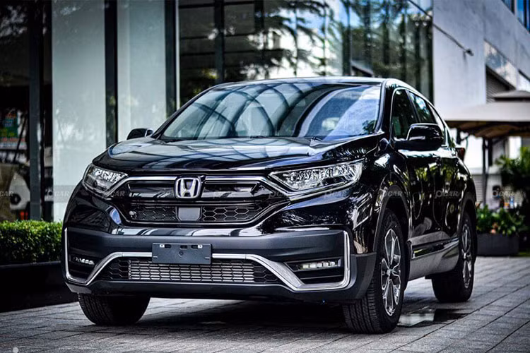  Honda CR-V Dòng xe đang có mức giảm giá lớn nhất phân khúc CUV cỡ C ở thời điểm hiện tại chính là Honda CR-V. Theo đó, mẫu xe này đang được hãng giảm trực tiếp 150 triệu đồng tiền mặt vào giá xe. Cộng thêm chính sách hỗ trợ 50% lệ phí trước bạ từ Chính phủ và các quà tặng từ Nhà Phân phối, tổng giá trị ưu đãi ước tính lên tới gần 200 triệu đồng.
