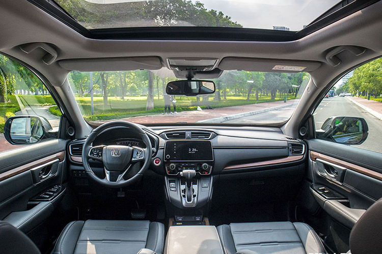 Honda CR-V là mẫu SUV được ưa chuộng tại thị trường Việt Nam. Xe sở hữu thiết kế ngoại thất mạnh mẽ, dứt khoát, đậm tính thể thao. Về nội thất, mẫu SUV Nhật Bản được trang bị đồng hồ kỹ thuật số sau vô lăng, điều hòa tự động, sạc điện thoại không dây, màn hình giải trí 7 inch kết nối Apple Carplay/Android Auto; hệ thống âm thanh 8 loa,...
