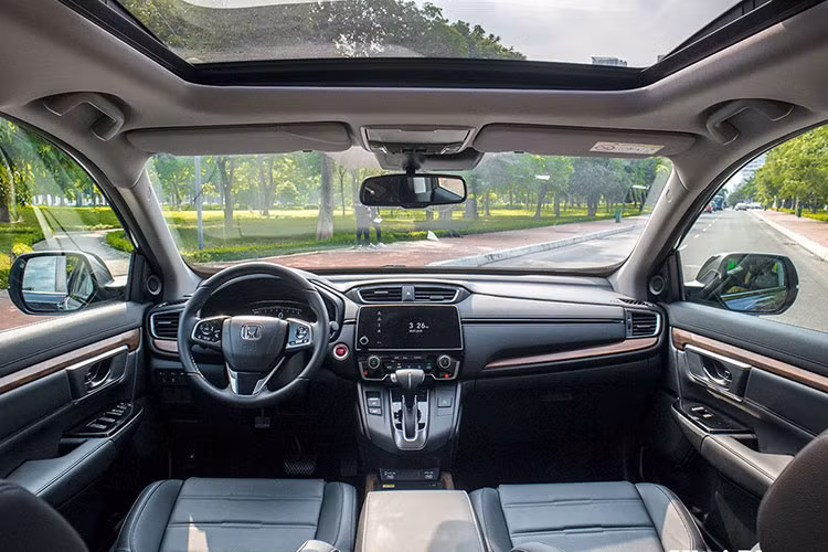 Honda CR-V là mẫu SUV được ưa chuộng tại thị trường Việt Nam. Xe sở hữu thiết kế ngoại thất mạnh mẽ, dứt khoát, đậm tính thể thao. Về nội thất, mẫu SUV Nhật Bản được trang bị đồng hồ kỹ thuật số sau vô lăng, điều hòa tự động, sạc điện thoại không dây, màn hình giải trí 7 inch kết nối Apple Carplay/Android Auto; hệ thống âm thanh 8 loa,...