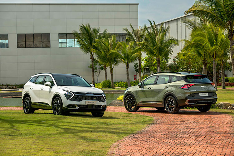  KIA Sportage Trong tháng 9, KIA Việt Nam thực hiện điều chỉnh giá loạt xe, trong đó có Sportage. Cụ thể, các phiên bản của KIA Sportage được điều chỉnh giảm từ 10 - 60 triệu đồng, đưa giá xe trở về mức 799 - 1.019 triệu đồng thay vì con số 859 - 1.029 triệu đồng.