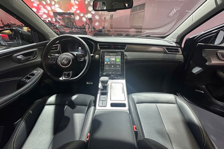 MG RX5 được nhập khẩu nguyên chiếc từ Trung Quốc với 2 phiên bản, gồm RX5 1.5 STD và RX5 1.5 LUX cùng giá bán tương ứng 739 triệu đồng và 829 triệu đồng. Nhờ ưu đãi chính hãng, giá xe trở về mức chỉ từ 699 - 799 triệu đồng, không chỉ thấp nhất phân khúc, mà còn ngang hàng với xe nhóm dưới.