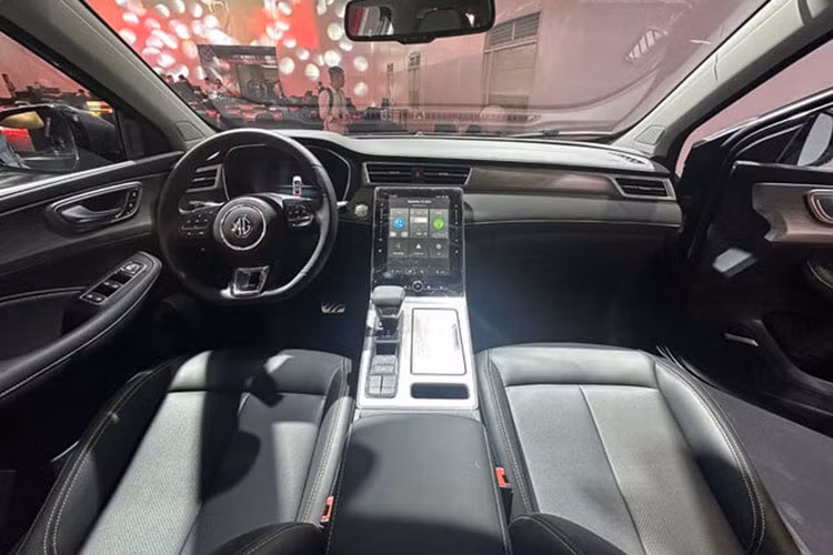 MG RX5 được nhập khẩu nguyên chiếc từ Trung Quốc với 2 phiên bản, gồm RX5 1.5 STD và RX5 1.5 LUX cùng giá bán tương ứng 739 triệu đồng và 829 triệu đồng. Nhờ ưu đãi chính hãng, giá xe trở về mức chỉ từ 699 - 799 triệu đồng, không chỉ thấp nhất phân khúc, mà còn ngang hàng với xe nhóm dưới.