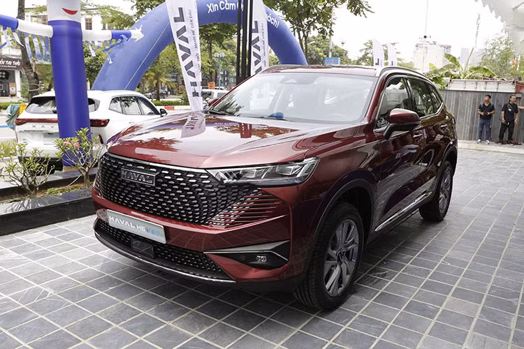  Haval H6 tại Việt Nam Mẫu xe hoàn toàn mới đến từ thương hiệu lần đầu gia nhập Việt Nam - Haval H6 đang giảm giá ngay khi ra mắt với chương trình tặng bảo hiểm thân vỏ, thẻ ưu đãi sử dụng dịch vụ bảo dưỡng định kỳ trị giá 50 triệu và hỗ trợ khách hàng đổi sang xe mới với ưu đãi thêm 20 triệu đồng.