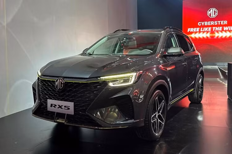  MG RX5 tại Việt Nam Đầu tiên, phải kể đến "lính mới" MG RX5 vừa mở bán ngày 25/9 vừa qua. Ngay trong lễ ra mắt, nhà phân phối SAIC Việt Nam đã tuyên bố dành tặng 299 khách hàng mua xe đầu tiên 30 - 40 triệu đồng tiền mặt, trừ thẳng vào giá xe.