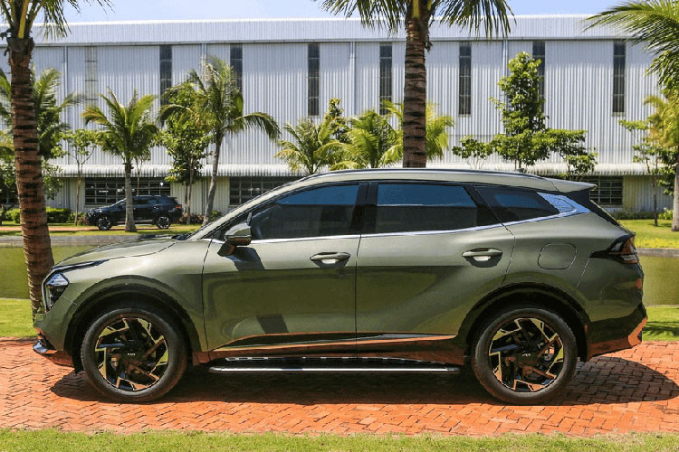 Bên cạnh đó, các dòng xe khác thuộc nhóm C-CUV như Mitsubishi Outlander, Mazda CX-5 hay Hyundai Tucson cũng đang nhận ưu đãi hấp dẫn, từ hỗ trợ lãi suất vay mua xe, quà tặng giá trị từ hãng cho đến giảm phí trước bạ theo Nghị định 41.