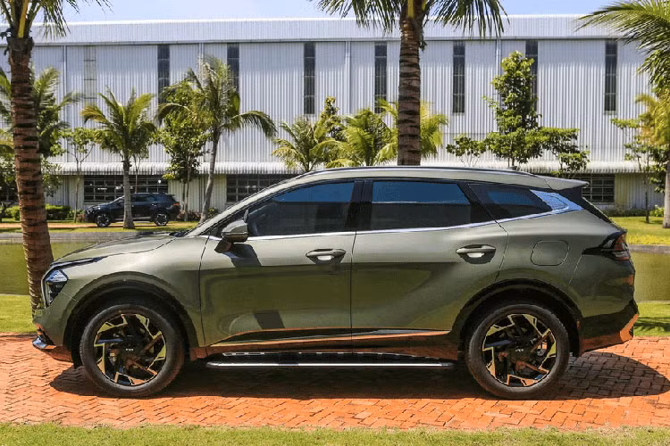 Bên cạnh đó, các dòng xe khác thuộc nhóm C-CUV như Mitsubishi Outlander, Mazda CX-5 hay Hyundai Tucson cũng đang nhận ưu đãi hấp dẫn, từ hỗ trợ lãi suất vay mua xe, quà tặng giá trị từ hãng cho đến giảm phí trước bạ theo Nghị định 41.