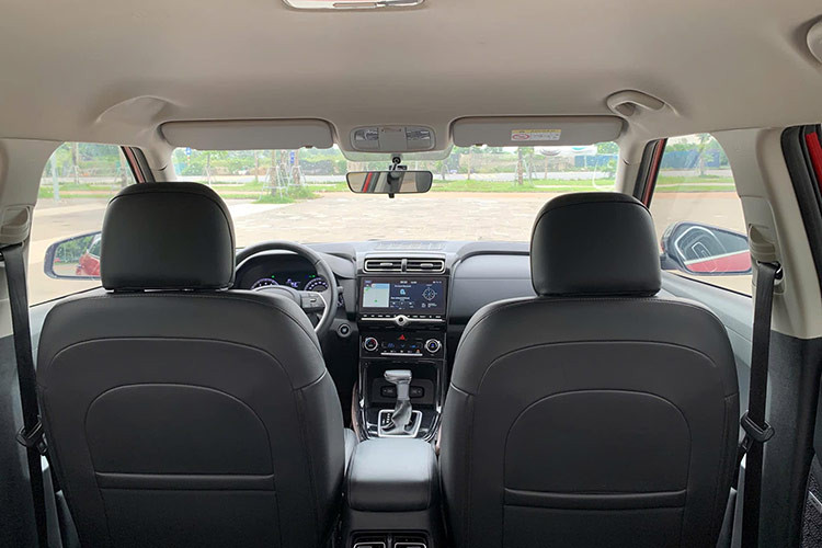 Đồng thời, cụm đèn LED riêng biệt phía dưới được phủ một lớp vỏ tối màu giúp tăng thêm tính thẩm mỹ cho diện mạo của Hyundai Creta. Đuôi xe Hyundai Creta 2022 vẫn có thiết kế góc cạnh đồng nhất với đầu xe. Đèn hậu LED đa góc được tách rời chứ không nối thành dải LED như trước.