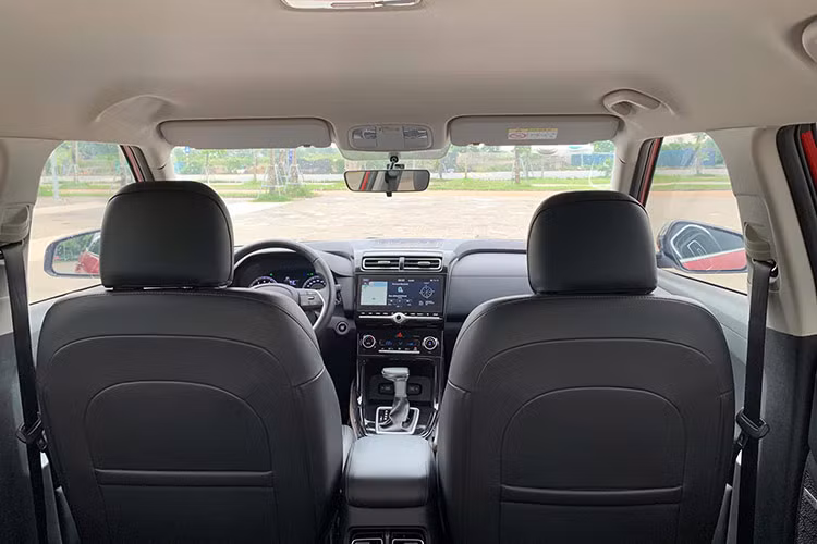 Đồng thời, cụm đèn LED riêng biệt phía dưới được phủ một lớp vỏ tối màu giúp tăng thêm tính thẩm mỹ cho diện mạo của Hyundai Creta. Đuôi xe Hyundai Creta 2022 vẫn có thiết kế góc cạnh đồng nhất với đầu xe. Đèn hậu LED đa góc được tách rời chứ không nối thành dải LED như trước.