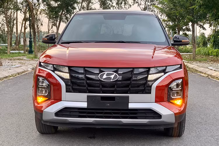 Trong khi đó, chiếc SUV Hyundai Creta chạy 2 năm trong bài viết này được chủ nhân chào bán với giá chỉ hơn 500 triệu đồng. Như vậy sau chỉ 2 năm sử dụng, người bán đã chấp nhận mức khấu hao lên tới hơn 200 triệu đồng, một số tiền không nhỏ.