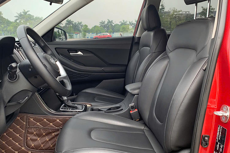 Nội thất của Hyundai Creta 2022 được đánh giá là khá giống Tucson. Trung tâm là màn hình giải trí cỡ lớn tích hợp kết nối thông minh. Vô-lăng bọc da tích hợp các phím chức năng và bảng đồng hồ kỹ thuật số với màn hình LCD màu 10,25 inch.