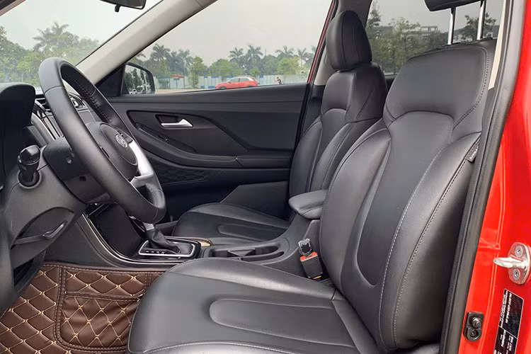 Nội thất của Hyundai Creta 2022 được đánh giá là khá giống Tucson. Trung tâm là màn hình giải trí cỡ lớn tích hợp kết nối thông minh. Vô-lăng bọc da tích hợp các phím chức năng và bảng đồng hồ kỹ thuật số với màn hình LCD màu 10,25 inch.