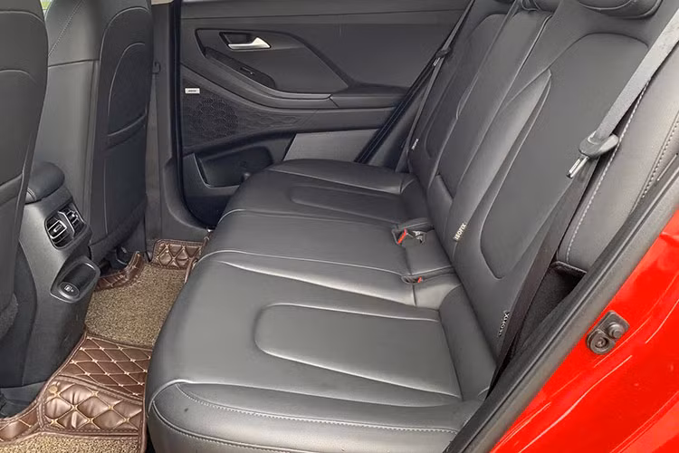 Phiên bản Đặc biệt sẽ bao gồm một số trang bị và tính năng nâng cấp so với bản tiêu chuẩn như: 8 loa Bose, điều hòa tự động, Cruise Control,...