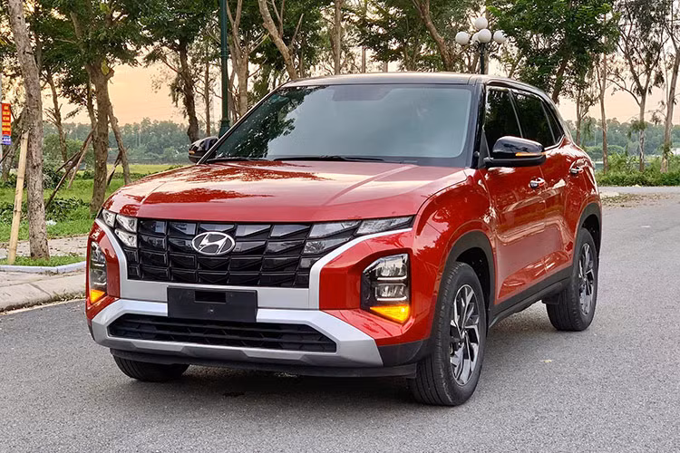 Hyundai Creta 2022 tại Việt Nam gia nhập nhóm SUV cỡ B từ giữa năm 2022 và nhanh chóng nhận được sự chú ý của người tiêu dùng kể từ khi ra mắt nhờ thiết kế hiện đại cùng nhiều công nghệ vượt trội trong phân khúc. Hiện tại, sau khoảng 2 năm lăn bánh, một chiếc Hyundai Creta 2022 bản nhập khẩu đang được rao bán với mức giá hấp dẫn, giúp người mua tiết kiệm khoản chi phí đáng kể.