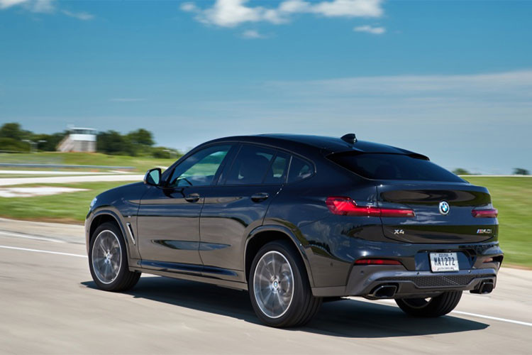 Phần hông xe cơ bắp với các đường nét bao quanh cửa sổ cũng nhấn mạnh sự năng động của BMW X4 phiên bản 2019. Phần đèn hậu dạng LED phía sau của xe mang thiết kế 3 chiều, mảnh mai và sắc cạnh. Hệ thống ống xả ống kép tạo cảm giác mở rộng ở phần đuôi.