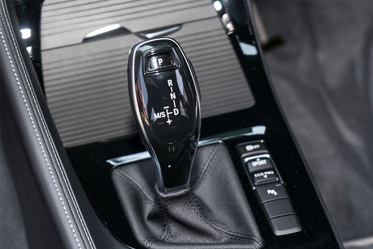 Về động cơ, xe được trang bị động cơ 4 xy-lanh thẳng hàng (I4), dung tích 2.0L (mã B48) tăng áp kép TwinPower Turbo cho công suất tối đa 192 mã lực tại vòng tua máy từ 5.000 đến 6.000 vòng/phút và mô-men xoắn cực đại 280Nm tại dải vòng tua máy từ 1.350 đến 4.600 vòng/phút. 