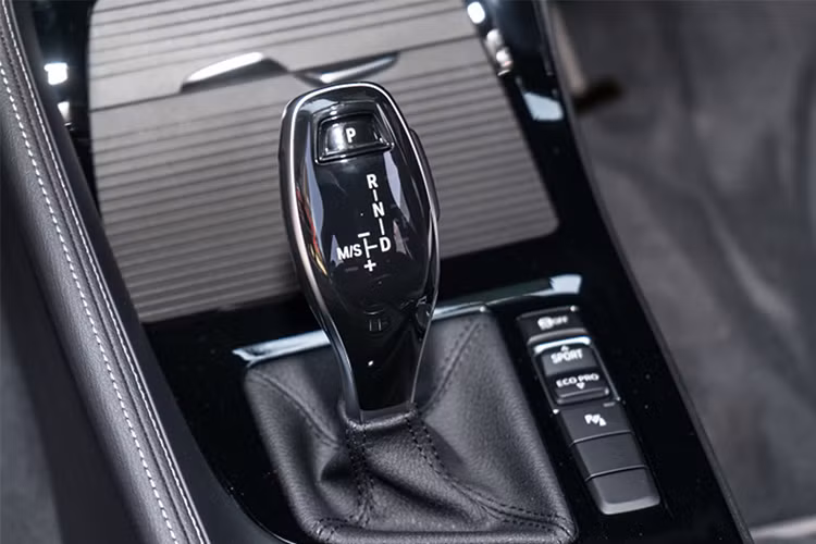 Về động cơ, xe được trang bị động cơ 4 xy-lanh thẳng hàng (I4), dung tích 2.0L (mã B48) tăng áp kép TwinPower Turbo cho công suất tối đa 192 mã lực tại vòng tua máy từ 5.000 đến 6.000 vòng/phút và mô-men xoắn cực đại 280Nm tại dải vòng tua máy từ 1.350 đến 4.600 vòng/phút. 