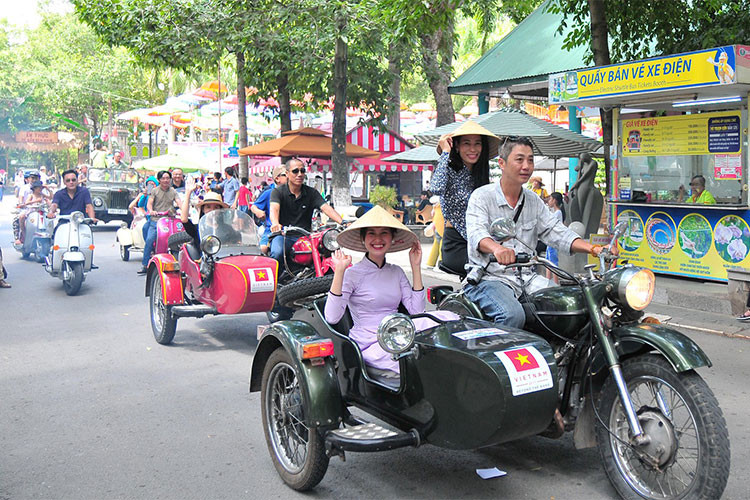 Loạt xe cổ tham gia diễu hành đều được sản xuất từ 1965 trở về trước và sử dụng nhiên liệu ít thải khói để không ảnh hưởng đến bầu không khí của sân chơi. Ngoài việc trưng bày xe cổ và diễu hành, các CLB tham gia cũng chung tay cho các hoạt động cộng đồng đầy ý nghĩa.