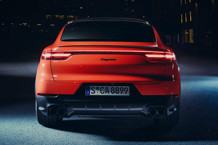 Porsche Cayenne coupe 2019 phát triển dựa trên nền tảng MLB mới dành cho các dòng SUV của hãng mẹ Volkswagen, hiện ứng dụng trên nhiều mẫu xe như Audi Q7, Bentley Bentayga. Ngoài động cơ đốt trong truyền thống, biến thể coupe của Cayenne cũng có thêm phiên bản chạy điện, nhắm đến đối thủ Tesla Model X trong tương lai.