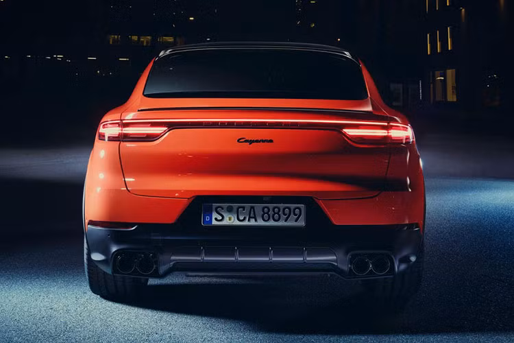 Porsche Cayenne coupe 2019 phát triển dựa trên nền tảng MLB mới dành cho các dòng SUV của hãng mẹ Volkswagen, hiện ứng dụng trên nhiều mẫu xe như Audi Q7, Bentley Bentayga. Ngoài động cơ đốt trong truyền thống, biến thể coupe của Cayenne cũng có thêm phiên bản chạy điện, nhắm đến đối thủ Tesla Model X trong tương lai.