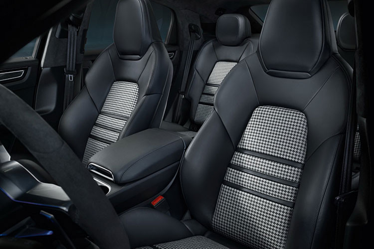 Phiên bản Cayenne Coupe Turbo sẽ được trang bị động cơ 4.0L V8 với sức mạnh 541 mã lực và 768 Nm momen xoắn, giúp xe tăng tốc 0 – 100 km/h trong vòng 3,7 giây và tốc độ tối đa là 286 km/h.