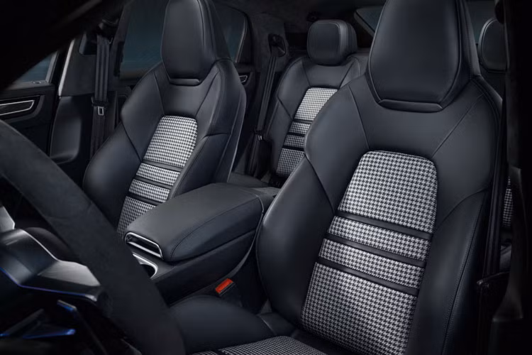 Phiên bản Cayenne Coupe Turbo sẽ được trang bị động cơ 4.0L V8 với sức mạnh 541 mã lực và 768 Nm momen xoắn, giúp xe tăng tốc 0 – 100 km/h trong vòng 3,7 giây và tốc độ tối đa là 286 km/h.