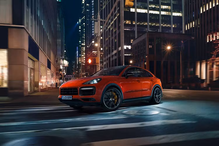 Tương tự cách làm của đối thủ đồng hương Mercedes, Porsche Cayenne coupe mới là biến thể mang phong cách thể thao và điệu đà hơn so với bản tiêu chuẩn. Nếu đặt cạnh các đối thủ, mẫu xe Cayenne Coupe tỏ ra cân đối và hấp dẫn hơn về mặt thị giác.