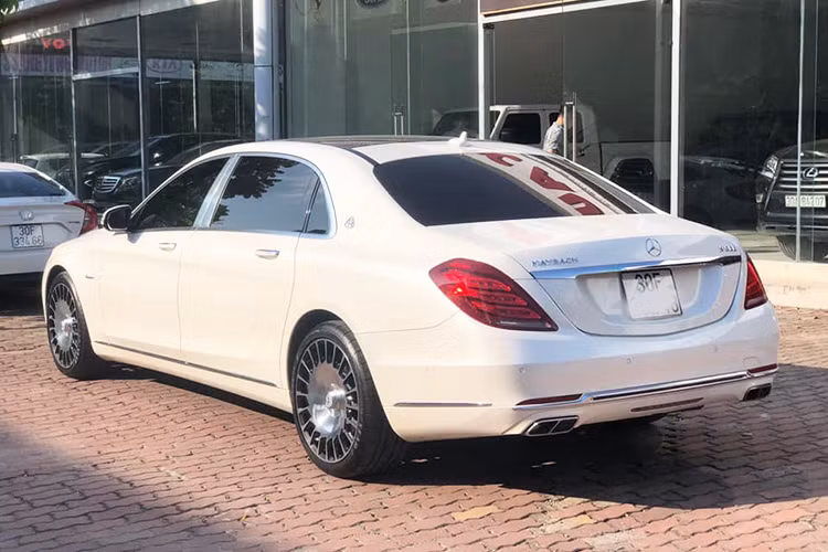 Mới đây một chiếc Mercedes-Maybach S400 4Matic 2017 đã qua sử dụng được chào bán trên sàn xe cũ Hà Nội. Theo người chào bán, xe được sử dụng khá ít và còn nguyên bản. Về thiết kế, tương tự như "đàn anh" Mercedes-Maybach S600, Maybach S400 4Matic cũng có điểm nhấn ở lưới tản nhiệt 3 thanh ngang mạ crôm sáng loáng và đèn pha LED.
