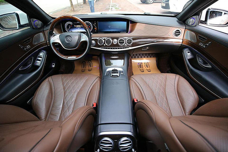 Bên trong nội thất, so với phiên bản Maybach S500 có chức năng massage ở tất cả các ghế thì Maybach S400 4Matic được rút gọn chỉ có chức năng này ở ghế sau. Ngoài ra, cả hai đều sử dụng chất liệu da Nappa Exclusive hoặc designo Exclusive Semi-aniline. Khoang lái của tài xế cũng được bọc da cao cấp và gỗ thượng hạng.