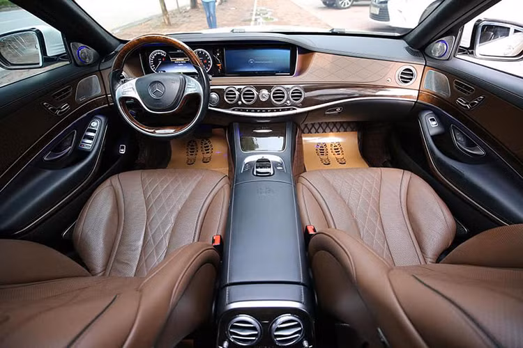 Bên trong nội thất, so với phiên bản Maybach S500 có chức năng massage ở tất cả các ghế thì Maybach S400 4Matic được rút gọn chỉ có chức năng này ở ghế sau. Ngoài ra, cả hai đều sử dụng chất liệu da Nappa Exclusive hoặc designo Exclusive Semi-aniline. Khoang lái của tài xế cũng được bọc da cao cấp và gỗ thượng hạng.