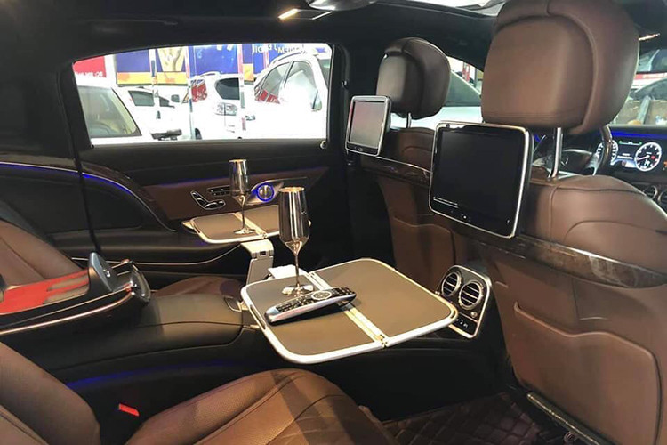 Hệ thống giải trí trên Mercedes-Maybach S400 4Mati là loại Burmeister 3D High End công suất 1.540W, 24 loa. Hành khách có thể đổi màu đèn viền nội thất với 7 màu khác nhau, tùy theo tâm trạng. Ở giữa hai hàng ghế dạng thương gia còn tích hợp thêm ngăn lạnh... Ngoài ra, bảng táp-lô còn xuất hiện đồng hồ IWC trước đây chỉ dành cho các mẫu xe AMG.