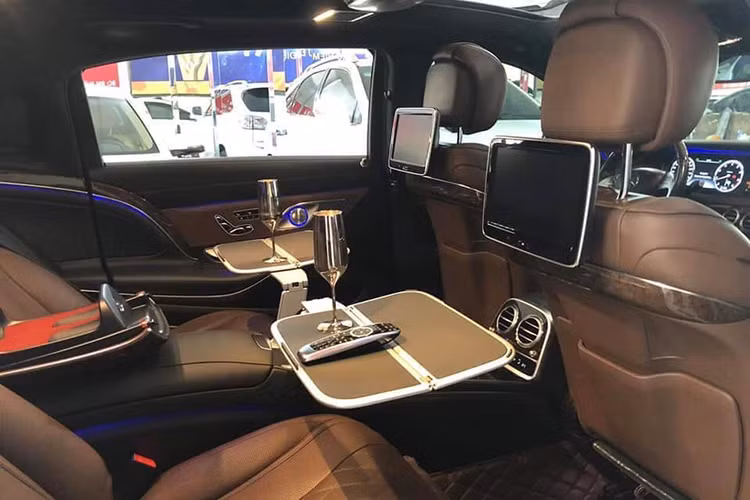 Hệ thống giải trí trên Mercedes-Maybach S400 4Mati là loại Burmeister 3D High End công suất 1.540W, 24 loa. Hành khách có thể đổi màu đèn viền nội thất với 7 màu khác nhau, tùy theo tâm trạng. Ở giữa hai hàng ghế dạng thương gia còn tích hợp thêm ngăn lạnh... Ngoài ra, bảng táp-lô còn xuất hiện đồng hồ IWC trước đây chỉ dành cho các mẫu xe AMG.