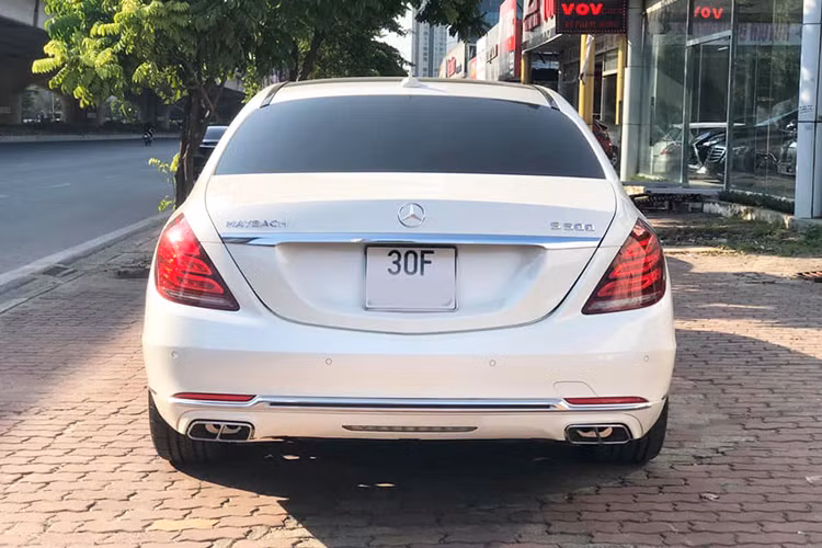 Đuôi xe có sự khác biệt so với bản tiêu chuẩn ở cặp ống xả kép AMG mạ crôm hay dòng chữ Maybach. Khác biệt với Mercedes Maybach S600 và S500, Mercedes-Maybach S 400 4MATIC sở hữu loại mâm xe 19 inch đa chấu đơn đa chấu đơn. Logo hai chữ M lồng vào nhau của Maybach được trang trí ở bên sườn xe, gần cửa kính sau...
