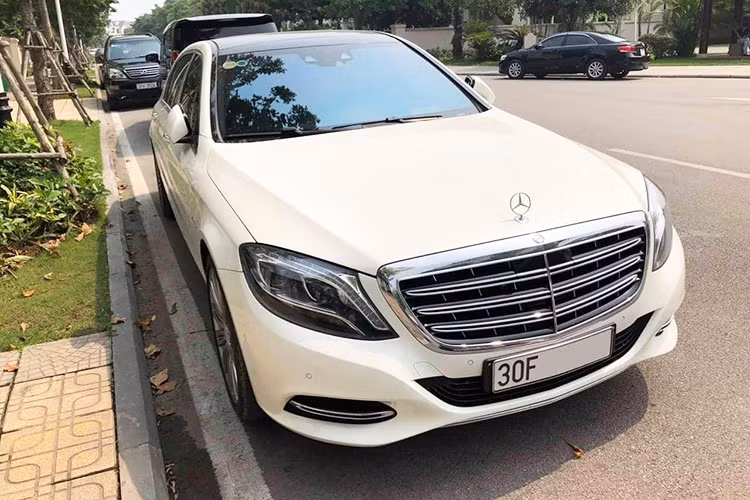 Khi ra mắt vào năm 2017, giá xe Mercedes-Maybach S400 4Matic có mức bán ra chính hãng tốt nhất chỉ 6,9 tỷ đồng. Sau hai năm sử dụng, mẫu xe này xuất hiện trên sàn ôtô cũ ở mức khoảng hơn 5 tỷ đồng hoặc thấp hơn tuỳ vào tình trạng xe sử dụng. Như vậy, chủ nhân chiếc xe này đã mất đứt gần 2 tỷ đồng sau chỉ khoảng 2 năm sử dụng.